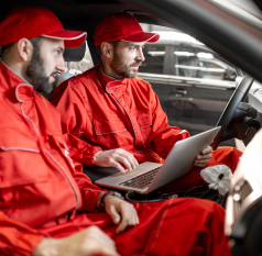 auto-mechanics-diagnosing-car-with-computer-2021-11-17-19-44-52-utc-1.png